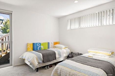 Photo of property in 21 Lewis Road, Pakuranga, Auckland, 2010