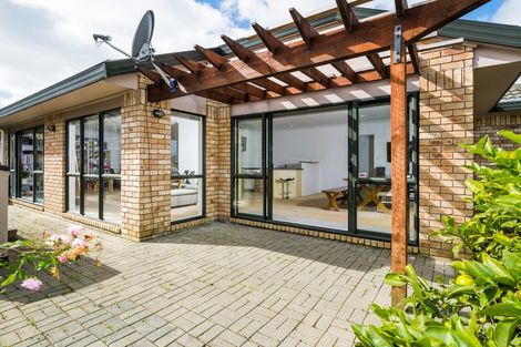 Photo of property in 26 Rising Parade, Fairview Heights, Auckland, 0632