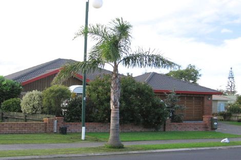 Photo of property in 84 Lakeside Drive, Orewa, 0931