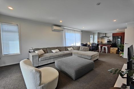 Photo of property in 15a Barclay Street, Newlands, Wellington, 6037