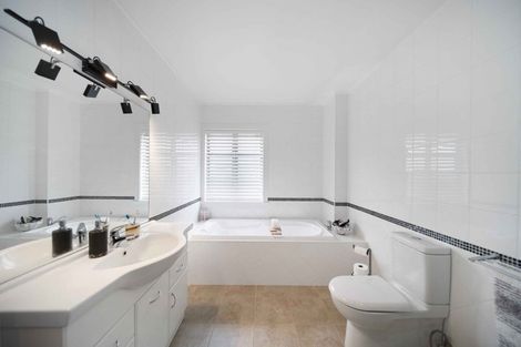 Photo of property in 16 Len Garlick Place, Pahurehure, Papakura, 2113