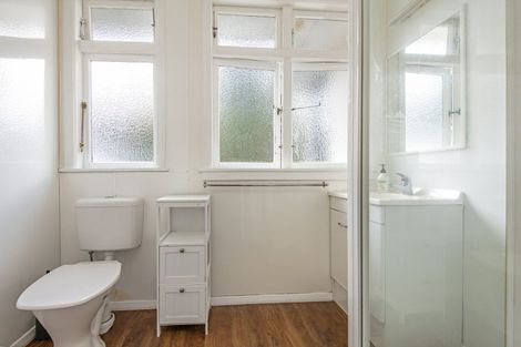 Photo of property in 8 Winston Avenue, Hokowhitu, Palmerston North, 4410