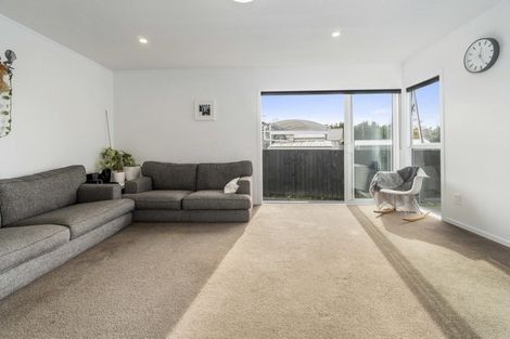 Photo of property in 32 Allington Road, Massey, Auckland, 0614