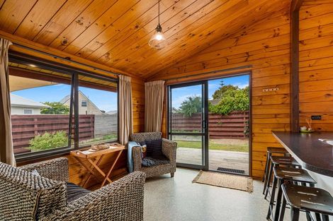 Photo of property in 6 Suzanne Grove, Kelvin Grove, Palmerston North, 4414