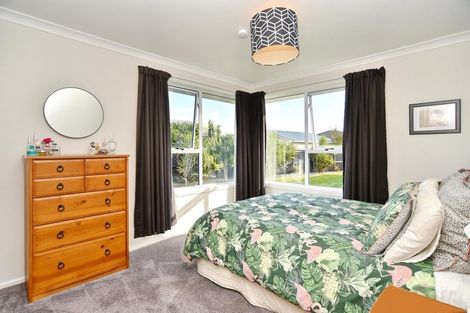 Photo of property in 11 Hannah Place, Redwood, Christchurch, 8051