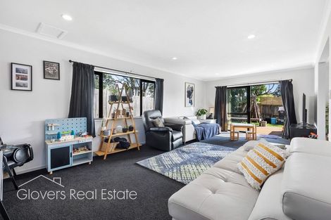 Photo of property in 18b Vardon Road, Green Bay, Auckland, 0604