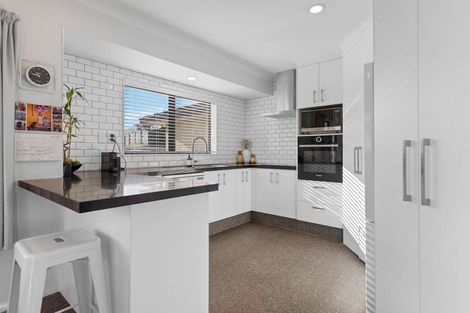 Photo of property in 17 Downing Place, Welcome Bay, Tauranga, 3112