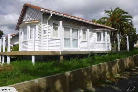 Photo of property in 32 Te Atatu Road, Te Atatu South, Auckland, 0610