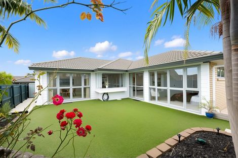 Photo of property in 28 Heversham Place, Glendene, Auckland, 0602
