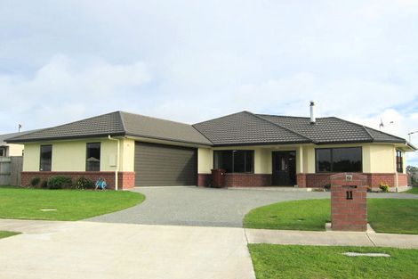 Photo of property in 11 Sycamore Crescent, Fitzherbert, Palmerston North, 4410
