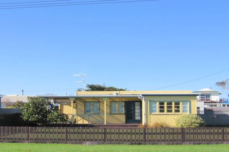 Photo of property in 18 Linklater Avenue, Foxton Beach, Foxton, 4815