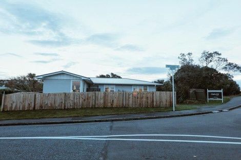 Photo of property in 39 Stewart Drive, Newlands, Wellington, 6037
