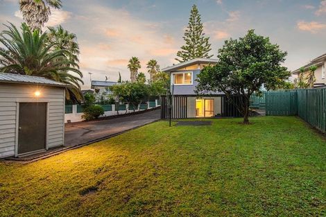 Photo of property in 16 Cardiff Road, Pakuranga, Auckland, 2010