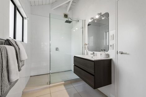 Photo of property in 1/20a Hauraki Road, Hauraki, Auckland, 0622