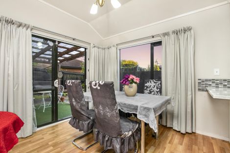 Photo of property in 32 Randwick Place, Randwick Park, Auckland, 2105