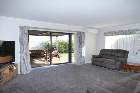 Photo of property in 68 Guildford Drive, Paraparaumu, 5032