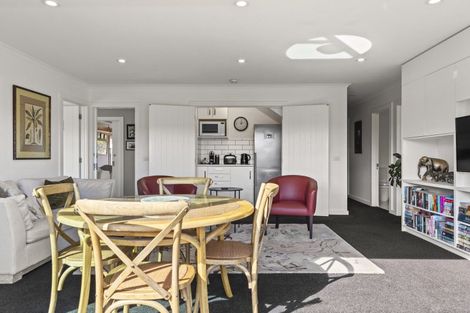 Photo of property in 20 Pukenamu Road, Rainbow Point, Taupo, 3330