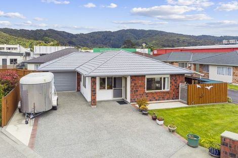 Photo of property in 21 Woodland Mews, Wainuiomata, Lower Hutt, 5014