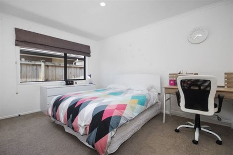 Photo of property in 14 Tongeren Square, Karaka, Papakura, 2113