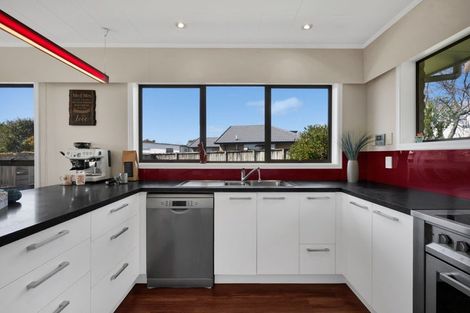 Photo of property in 323 Mangorei Road, Merrilands, New Plymouth, 4312