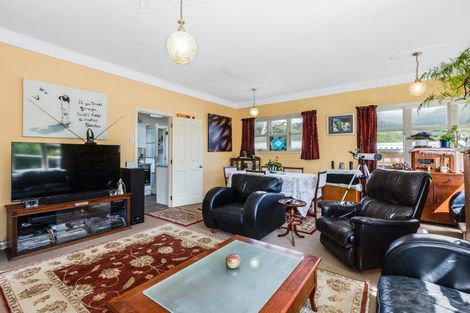 Photo of property in 4 Mexted Terrace, Tawa, Wellington, 5028