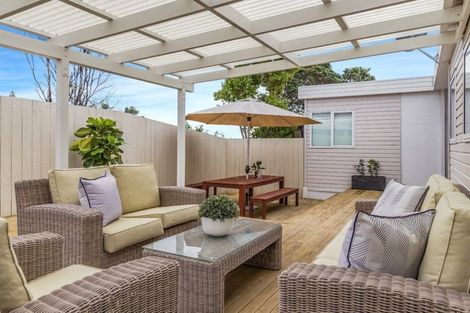 Photo of property in 2/42 Beach Road, Castor Bay, Auckland, 0620