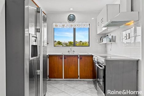 Photo of property in 2/35 Topliss Drive, Northcross, Auckland, 0632