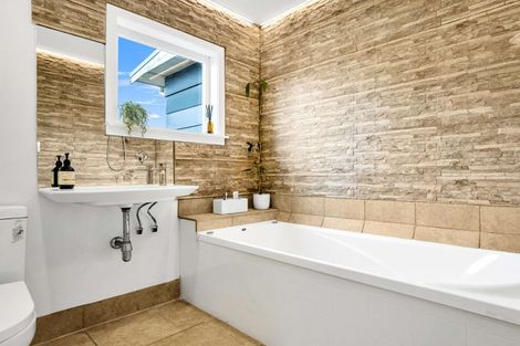 Photo of property in 1 Melia Place, Stanmore Bay, Whangaparaoa, 0932