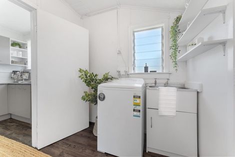 Photo of property in 70 Pioneer Road, Moturoa, New Plymouth, 4310