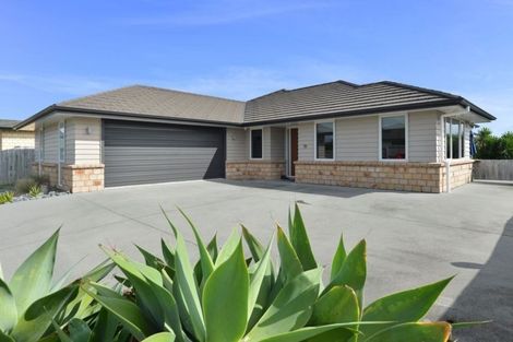 Photo of property in 18 Roto View, One Tree Point, 0118