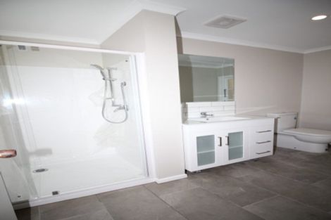 Photo of property in 52 Newlands Road, Newlands, Wellington, 6037