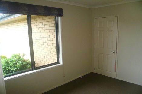 Photo of property in 20 Chesterton Terrace, Henderson, Auckland, 0612