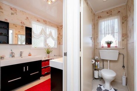 Photo of property in 16 Montjoy Street, Stratford, 4332