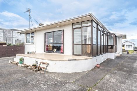 Photo of property in 27 Kowhai Street, Castlecliff, Whanganui, 4501