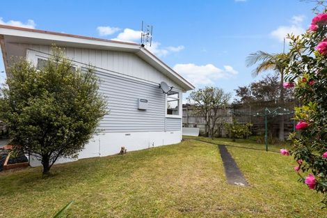 Photo of property in 2/116 Beach Haven Road, Beach Haven, Auckland, 0626