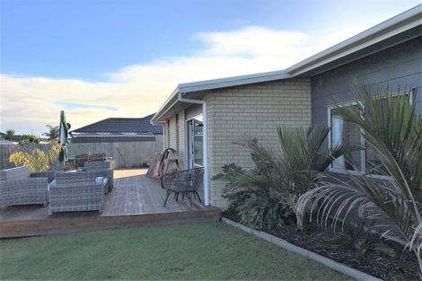 Photo of property in 19 Roto View, One Tree Point, 0118