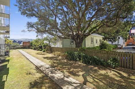 Photo of property in Kingsgate Flats, 10 Austin Street, Mount Victoria, Wellington, 6011