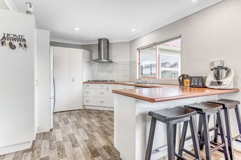 Photo of property in 13 Brookesmith Drive, Waiuku, 2123