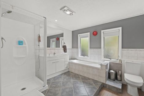 Photo of property in 21 Chelsea View Drive, Chatswood, Auckland, 0626