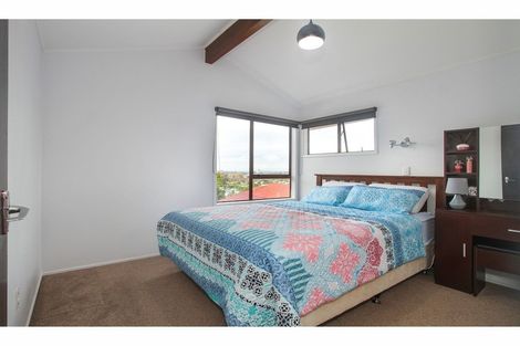 Photo of property in 2/6 Sovereign Place, Glenfield, Auckland, 0629