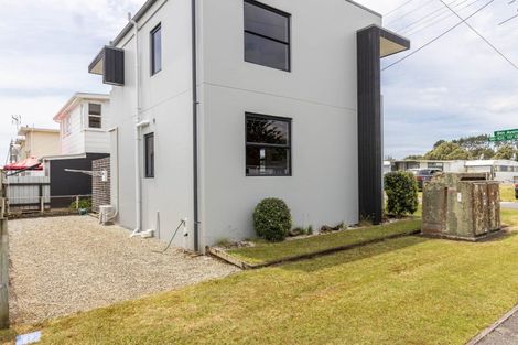 Photo of property in 102 Eighth Avenue, Urenui, 4377
