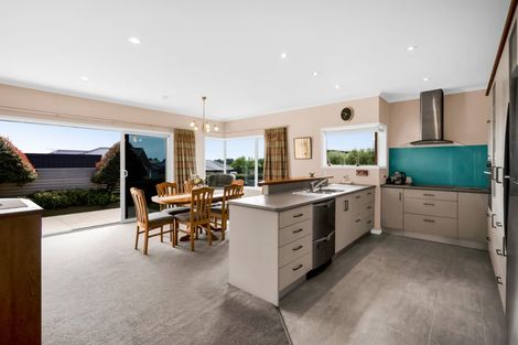 Photo of property in 5 Vardon Way, Waiwhakaiho, New Plymouth, 4312