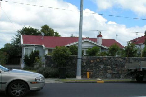 Photo of property in 1/16 Onewa Road, Northcote Point, Auckland, 0627