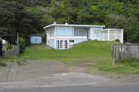 Photo of property in 15 Marine Parade South, Piha, 0772