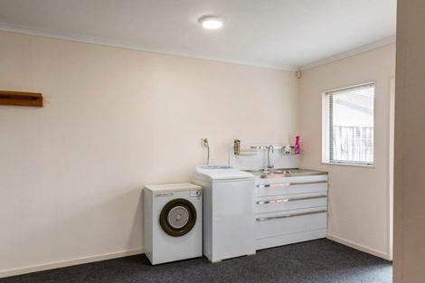 Photo of property in 2 Taylor Place, Merrilands, New Plymouth, 4312