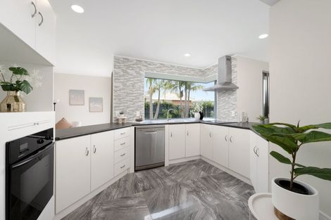 Photo of property in 28 Heversham Place, Glendene, Auckland, 0602