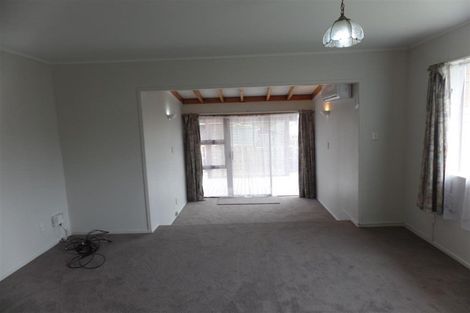 Photo of property in 2/15 Ballater Place, Highland Park, Auckland, 2010