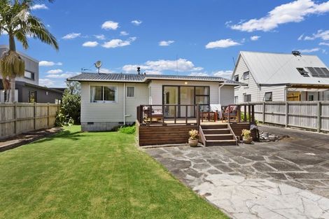 Photo of property in 9 Walton Street, Red Beach, 0932