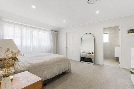 Photo of property in 5 Bridgehead Cove, West Harbour, Auckland, 0618