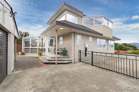 Photo of property in 8 Te Whiti Grove, Korokoro, Lower Hutt, 5012